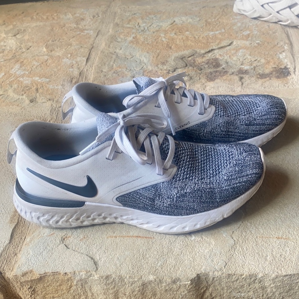 Nike Men's Athletic Shoes White and Navy Knit